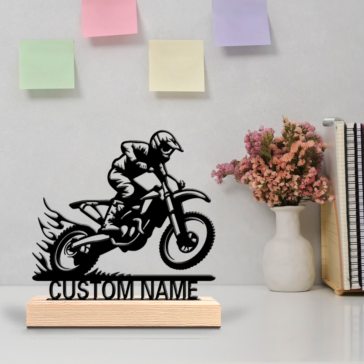 Art Craft Simple - 1個入り シンプルなバイク乗りのカスタムネーム入りブリキ像 金属製オーナメントアートクラフト 木製台座付き 自宅のデスクデコレーション用